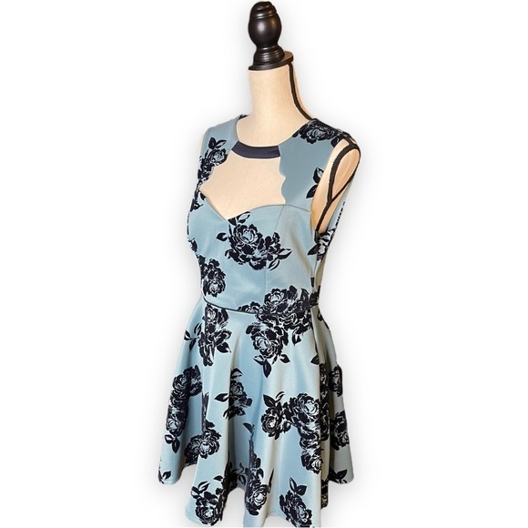 Juniors Jodi Kristopher Sleeveless Dusty Pale Blue Floral Midi Skater Dress SZ 9 - Picture 2 of 10